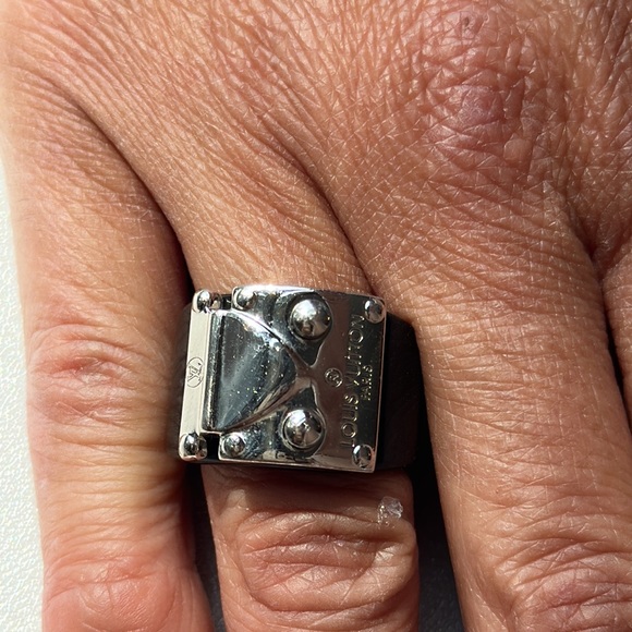 Louis Vuitton lock me out ring. Black and silver - Picture 2 of 4